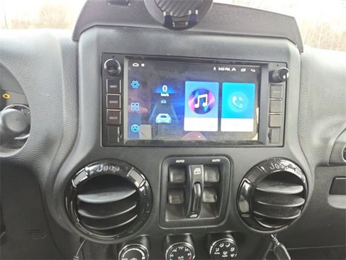 Used 2015 Jeep Wrangler Unlimited Sahara image 21