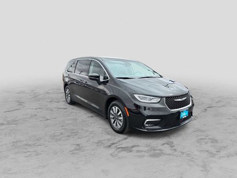 Certified 2023 Chrysler Pacifica Touring-L image 2