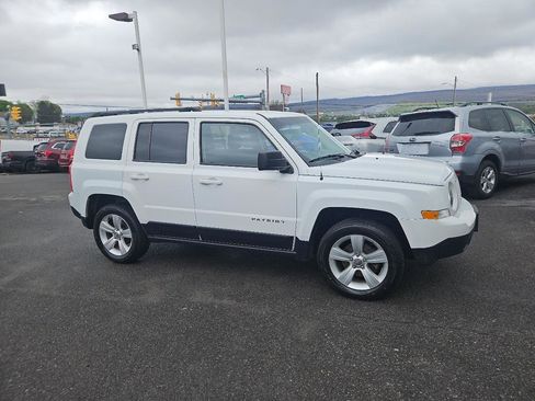 Used 2014 Jeep Patriot Latitude AWD/4WD image 34