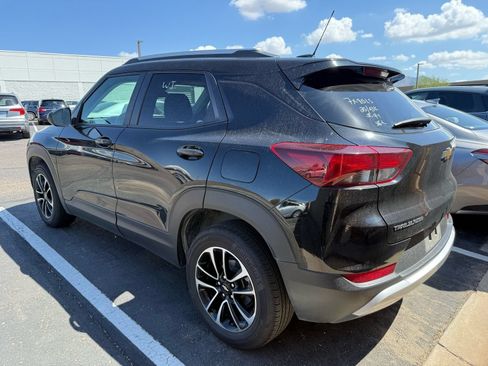 Used 2025 Chevrolet TrailBlazer LT FWD image 3