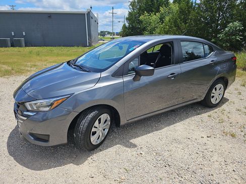 Used 2025 Nissan Versa S FWD image 8