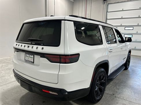 Used 2024 Jeep Wagoneer Series II image 6