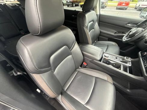 Used 2024 Nissan Pathfinder SL AWD/4WD image 16