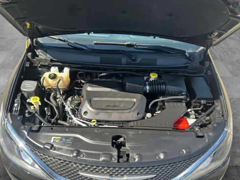 Used 2020 Chrysler Pacifica Touring-L FWD image 10