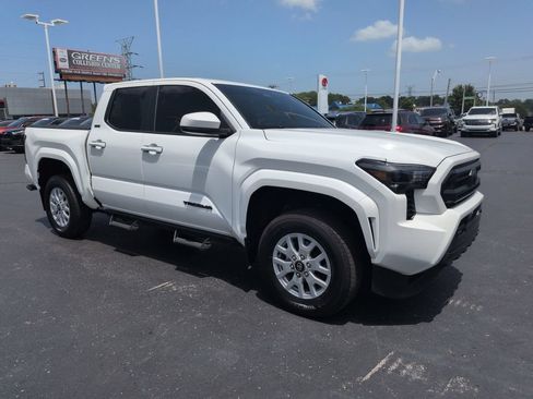 Used 2024 Toyota Tacoma SR5 AWD/4WD image 7