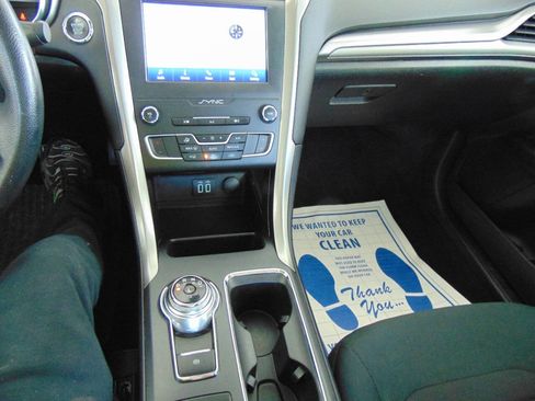 Used 2020 Ford Fusion SE FWD image 13