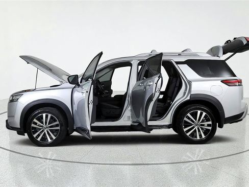 Used 2024 Nissan Pathfinder Platinum FWD image 11