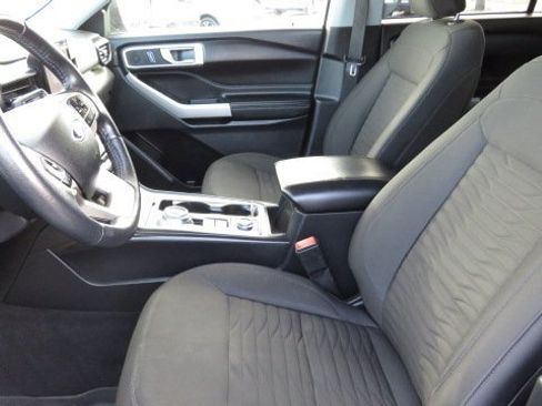 Certified 2021 Ford Explorer XLT image 4