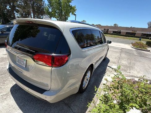 Used 2020 Chrysler Pacifica Limited w/ Advanced Safetytec Group FWD image 8