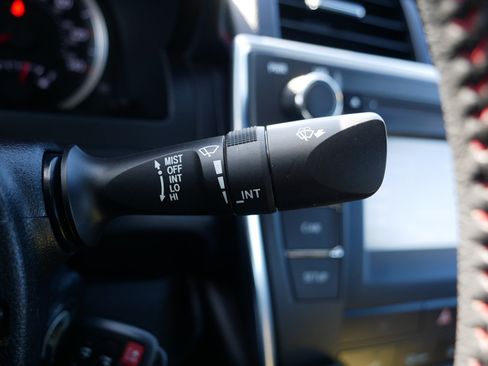 Used 2017 Toyota Camry SE image 30