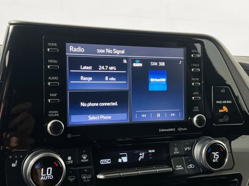 Used 2022 Toyota Highlander XLE FWD image 28