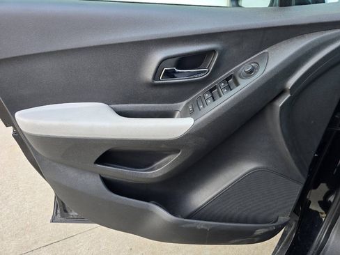 Used 2020 Chevrolet Trax LT FWD image 18
