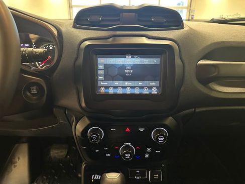 Used 2018 Jeep Renegade Latitude AWD/4WD image 10