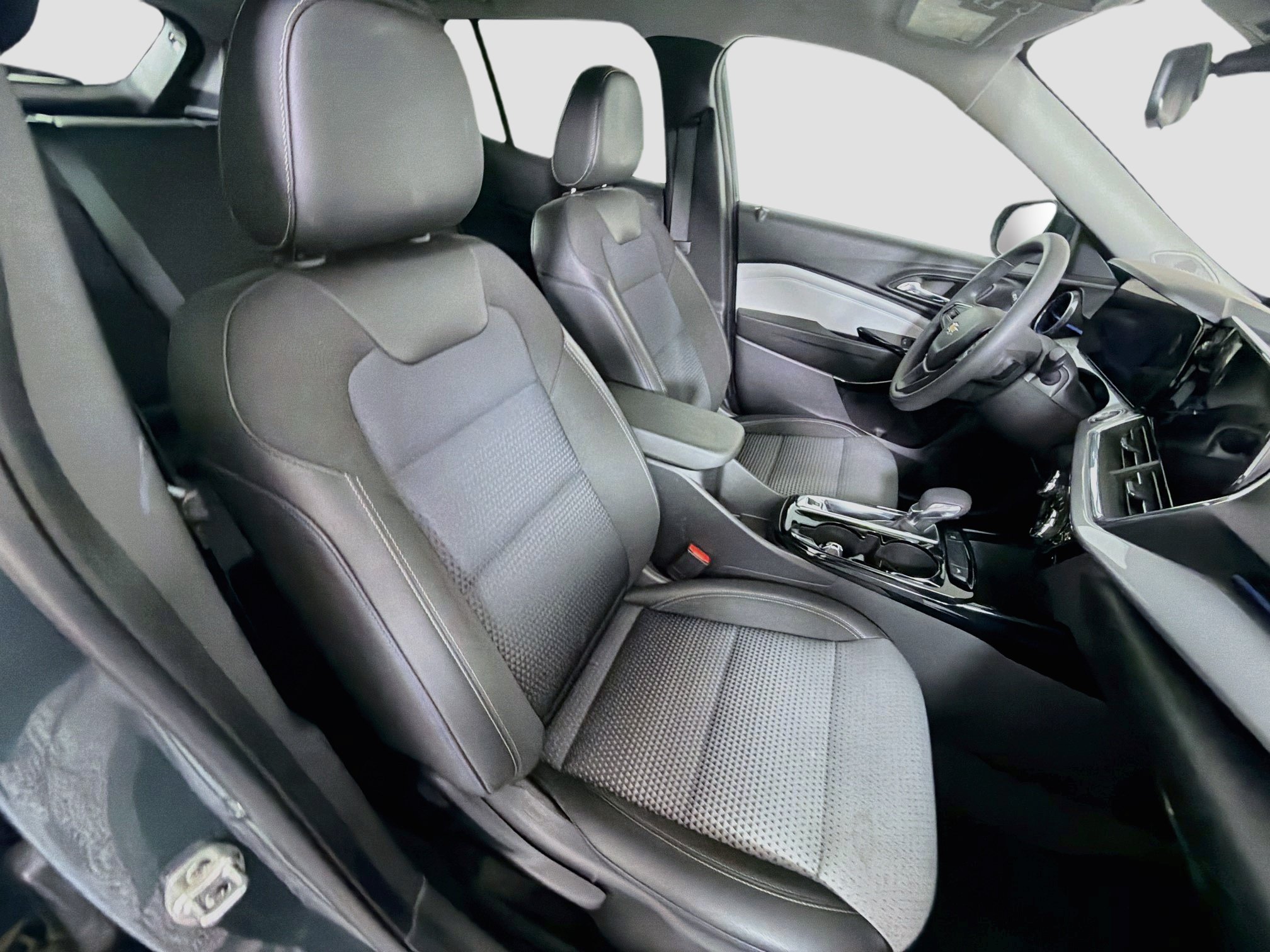 Used 2025 Chevrolet Trax LT FWD image 30