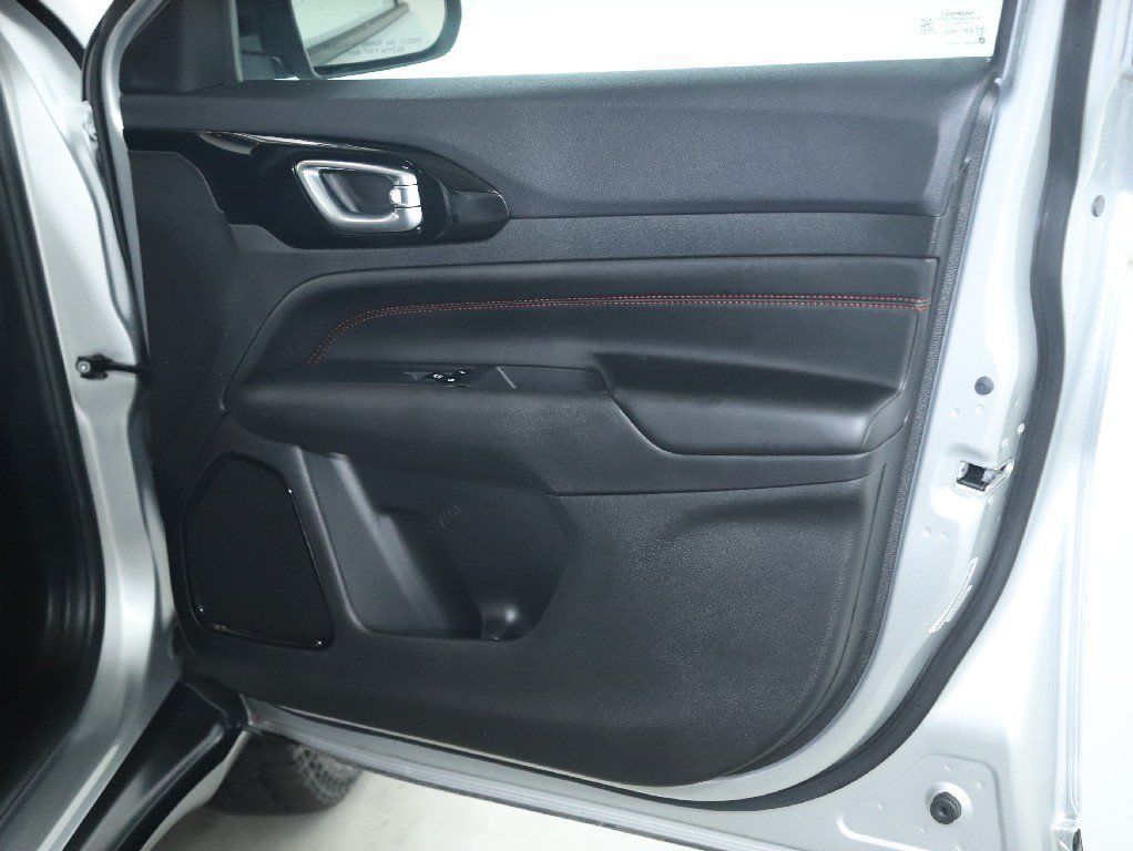 Used 2025 Jeep Compass Trailhawk AWD/4WD image 33