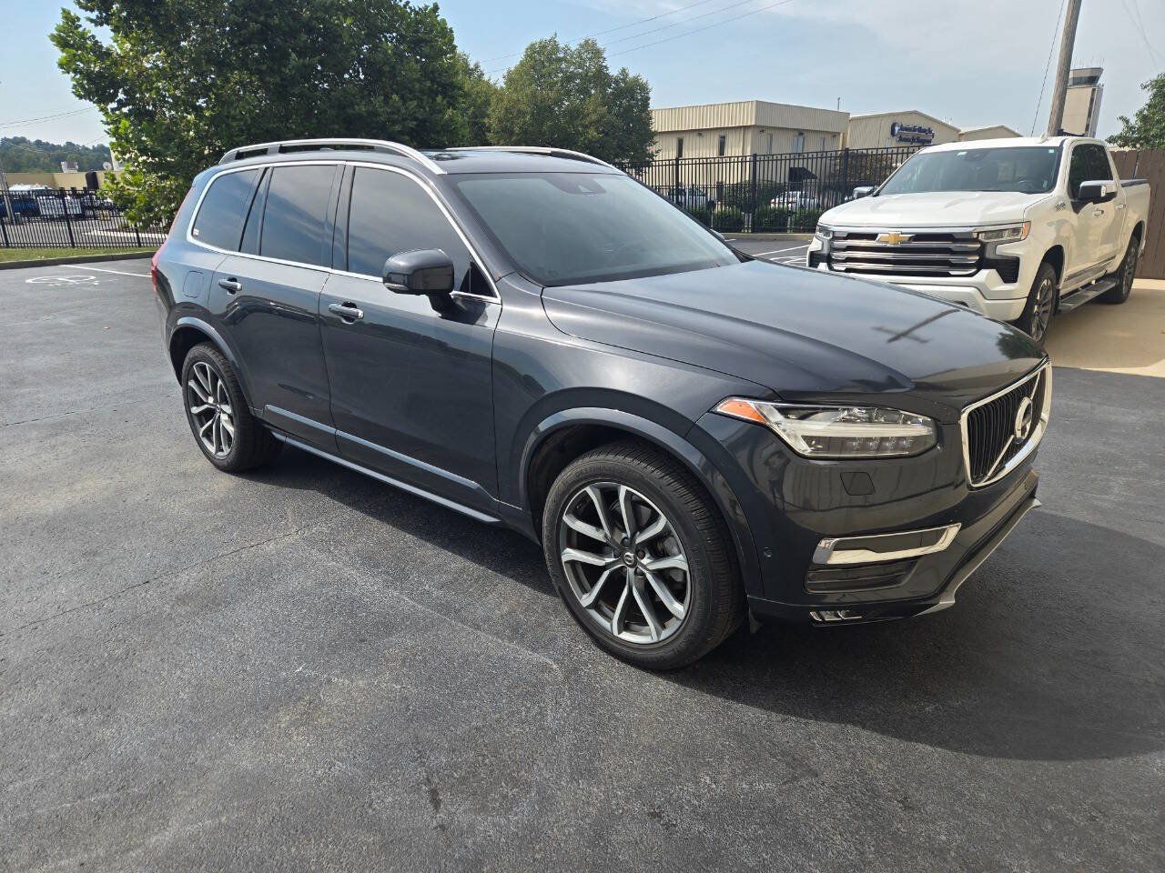 Used 2017 Volvo XC90 T6 Momentum w/ Vision Package AWD/4WD image 4