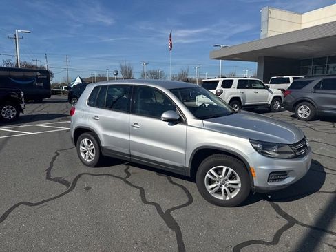 Used 2013 Volkswagen Tiguan S image 10