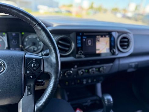 Used 2018 Toyota Tacoma TRD Sport w/ Technology Package AWD/4WD image 8
