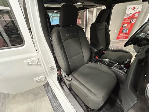 Used 2018 Jeep Wrangler Unlimited Sahara AWD/4WD image 4