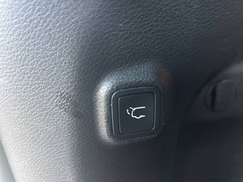 Used 2019 Jeep Cherokee Latitude Plus w/ Comfort/Convenience Group FWD image 19