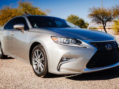 Used 2017 Lexus ES 300h w/ Luxury Package