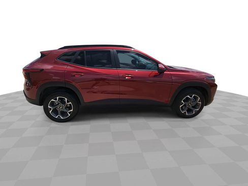 Used 2024 Chevrolet Trax LT w/ LT Convenience Package FWD image 9