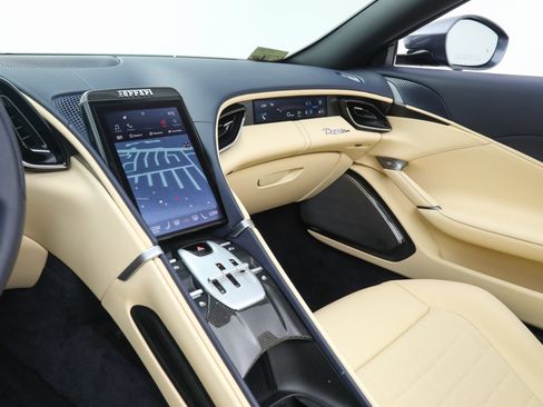 Certified 2025 Ferrari Roma Spider RWD image 34
