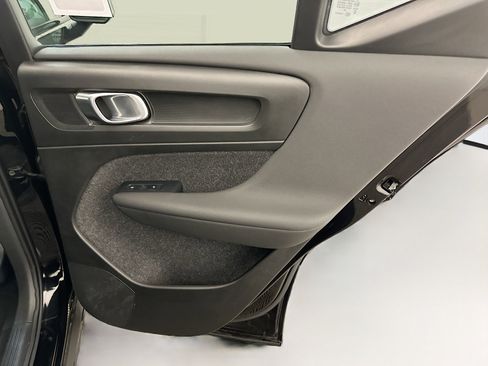 Used 2025 Volvo XC40 B5 Plus image 33