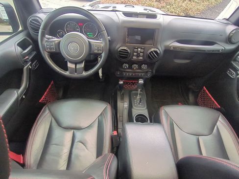 Used 2018 Jeep Wrangler Unlimited Rubicon w/ Connectivity Group image 15