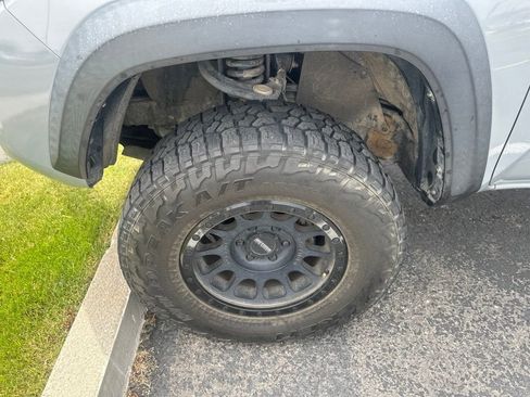 Used 2019 Toyota Tacoma TRD Off-Road AWD/4WD image 15