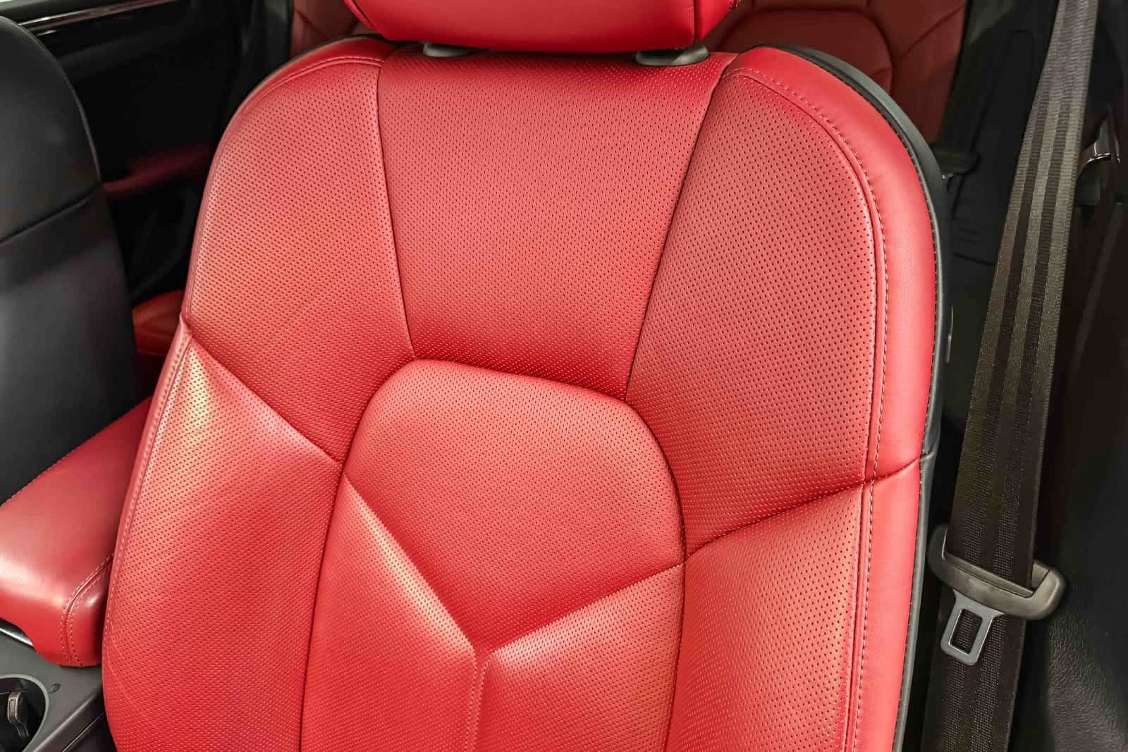 Certified 2024 Porsche Macan AWD/4WD image 29