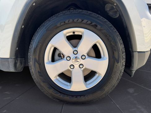 Used 2011 Jeep Grand Cherokee Laredo RWD image 14