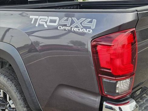 Used 2018 Toyota Tacoma TRD Off-Road AWD/4WD image 8