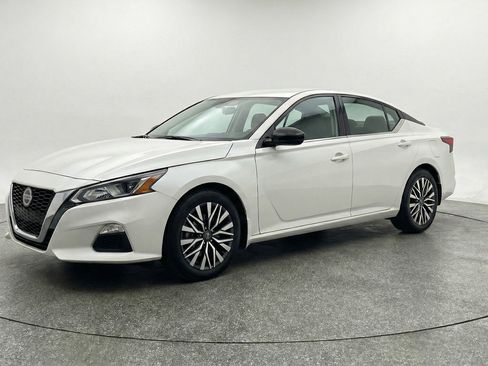 Used 2025 Nissan Altima 2.5 SV image 3