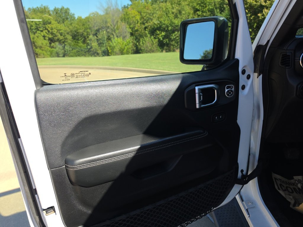 Used 2018 Jeep Wrangler Unlimited Sahara AWD/4WD image 35