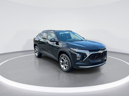 Used 2026 Chevrolet Trax LT FWD image 2