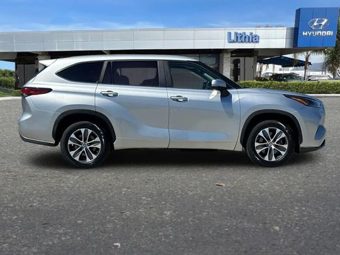 Used 2023 Toyota Highlander XLE FWD image 9