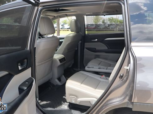 Used 2019 Toyota Highlander XLE FWD image 26