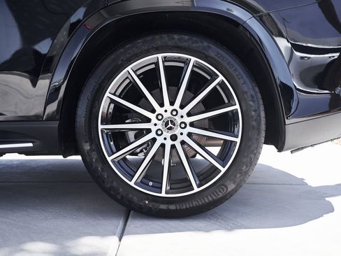 Used 2025 Mercedes-Benz GLS 580 4MATIC image 8