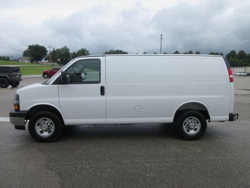 Used 2024 Chevrolet Express 3500 w/ Driver Convenience Package RWD image 4