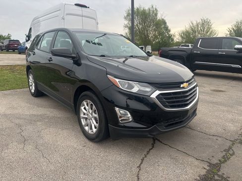 Used 2019 Chevrolet Equinox LS image 2