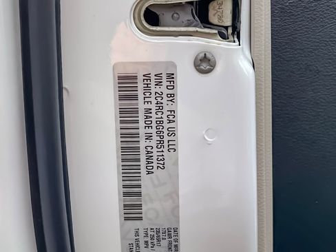 Used 2023 Chrysler Pacifica Touring-L image 42