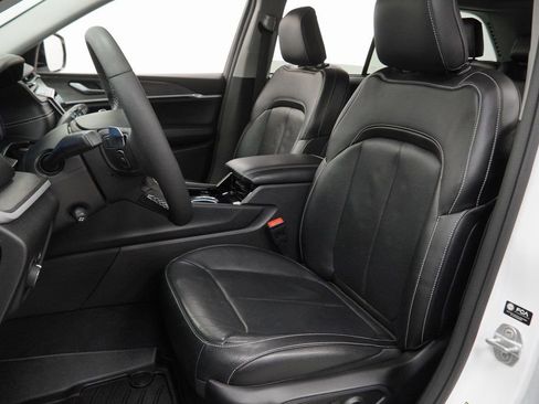 Used 2023 Jeep Grand Cherokee Limited w/ Luxury Tech Group II image 16