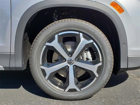 New 2025 Volkswagen Tiguan SE image 12