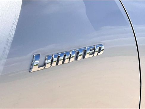Used 2012 Toyota Highlander Limited w/ Tow Pkg FWD image 8