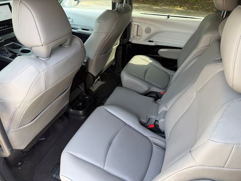 Used 2025 Toyota Sienna XLE FWD image 20