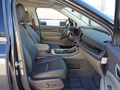 Used 2025 Kia Carnival SX FWD image 16