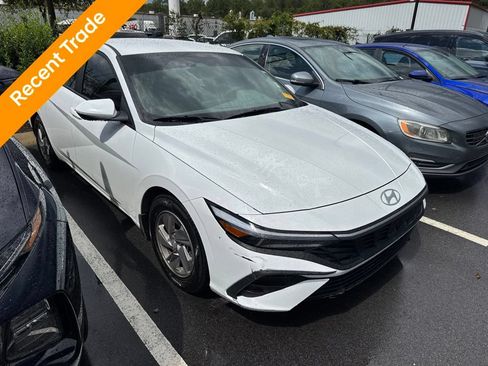 Used 2025 Hyundai Elantra SE FWD image 2