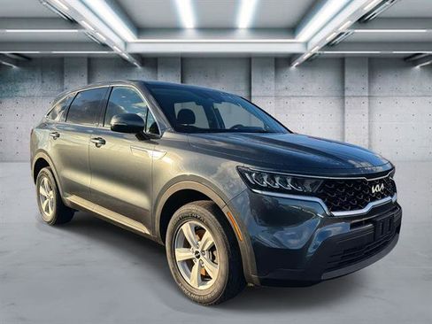 Used 2022 Kia Sorento LX image 2