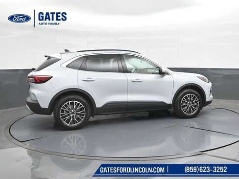 New 2025 Ford Escape SE image 3